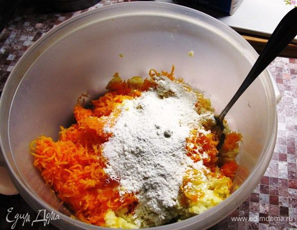 К кашке добавьте натертую на мелкой терке тыкву, сахарный песок, ванильный сахар, цедру, вбейте  яйца. Хорошо перемешайте, и начинайте замешивать муку. 