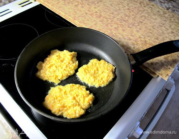 Сковороду смажьте обильно маслом, раскалите, и на среднем огне выпекайте не толстые оладушки.