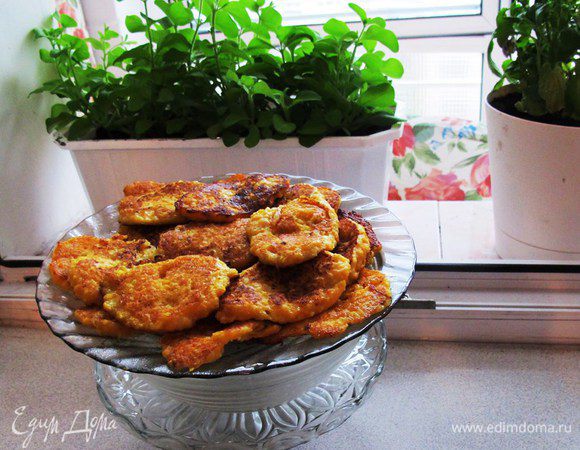 Оранжевая мякоть тыквы придает оладушкам насыщенный желтый цвет.
Оладушки очень вкусны с творожным кремом и сгущенкой.