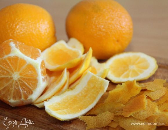 Апельсины очистить: снять тонким слоем цедру, обрезать белую прослойку, апельсины нарезать на куски, удалить косточки и перегородки.