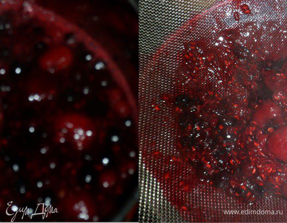 Ягоды соединяем с сахаром (по вкусу) нагреваем до растворения сахара и протираем через сито. Затем также разводим желатин, соединяем с ягодным пюре и отправляем в холод
