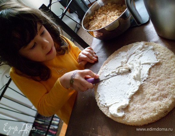 затем небольшим количеством взбитых сливок смазываем корж