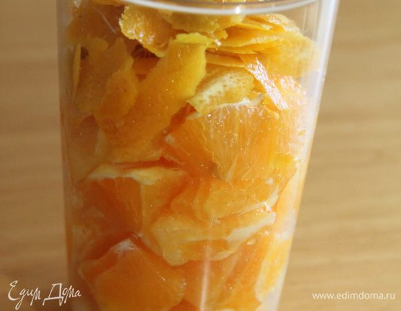 Кусочки 4-х апельсинов и цедру 2 апельсинов пюрировать блендером. Оставшуюся цедру от 2-х апельсинов не выбрасывайте, её нужно высушить, размолоть в кофемолке и использовать по назначению, например, в тесто.