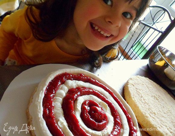 затем берем мешочек с ягодным муссом и заполняем пустые круги. пока я фотографировала, дочурка пальцем пробовала крем.