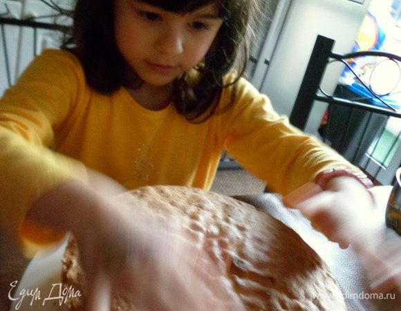  пропитываем второй корж и аккуратно накрываем наш торт, прижав. Моя дочка так старалась, что крем немного поплыл.