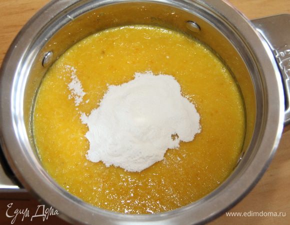 Переложить пюре в кастрюлю с толстым дном, поставить на огонь. Когда нагреется, можно засыпать пектин (или пятиминутка, или желирующее вещество, называется по-разному, состав примерно одинаковый). Размешать, дождаться закипания - пузырьков на поверхности. Не прекращать помешивать.