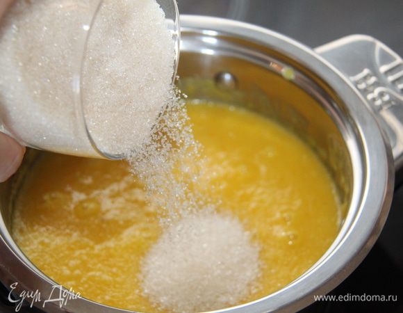 Теперь добавляем сахарный песок. 210 г это стакан 250 мл. Перемешиваем и варим не более 5 минут на среднем огне. Всё время помешиваем, чтобы не пригорело дно.
