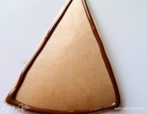 шоколад растопить в микроволновке, остудить. Затем рисуем сначала края