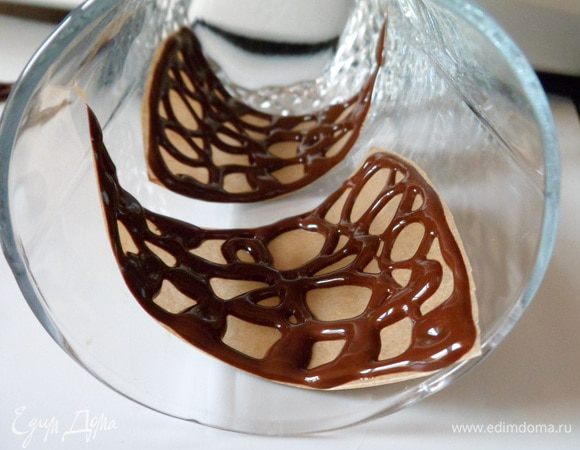 помещаем треугольники в стаканы и отправляем в холод до застывания