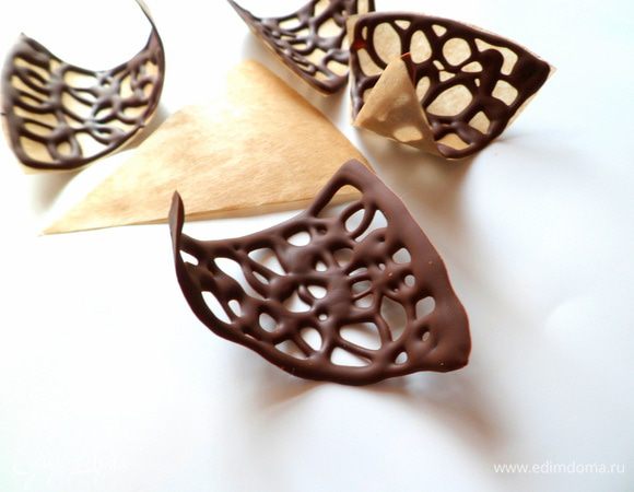 застывшие шоко-украшения отделяем от бумаги