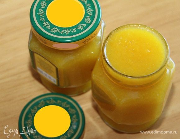 Горячий джем разлить по банкам. Из данного количества ингредиентов получилось две баночки джема по 400 г. Джем получился не кислый и не приторно сладкий, то что надо!