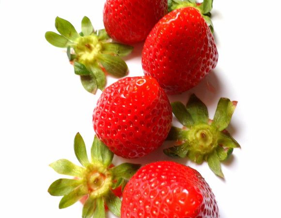 у клубники отрезаем ровно край