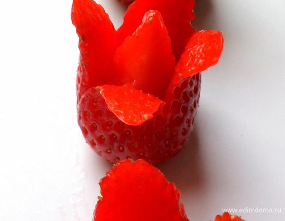 делаем цветы, смотрите подробнее здесь :http://www.edimdoma.ru/retsepty/55499-klubnichnye-tsvety-ili-klubnika-v-shokolade-klubnichnyy-bum