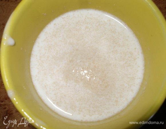 В тёплом молоке развести сахар и дрожжи,дать постоять 5-10 минут.