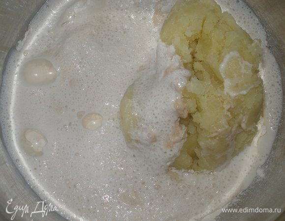 ..Затем пюре и влить молоко.Замесить тесто.