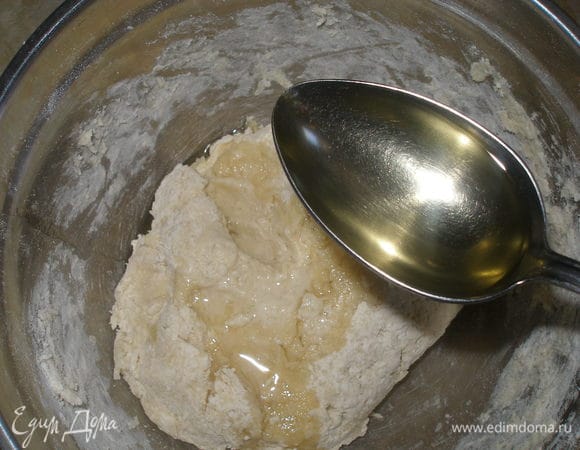 Добавить оливковое масло и вымешать в течении
10 минут.
