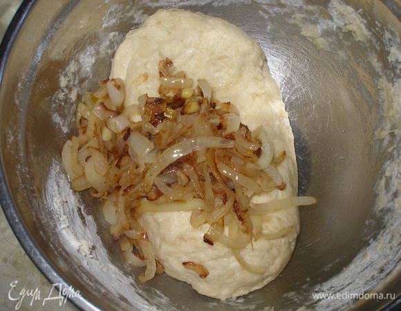 В конце добавить лук (лук предварительно обжарить, см. шаг №6) и еще раз вымешать.