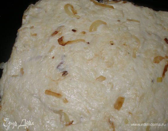 Противень смазать маслом,обмять тесто руками.Накрыть полотенцем и оставить на 30 минут.