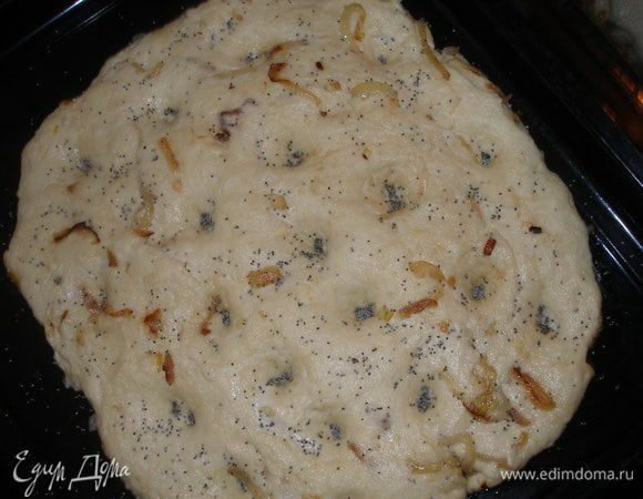 Нагреть духовку до 200 градусов.Сделать пальцами углубления,сбрызнуть оливковым маслом и посыпать маком.