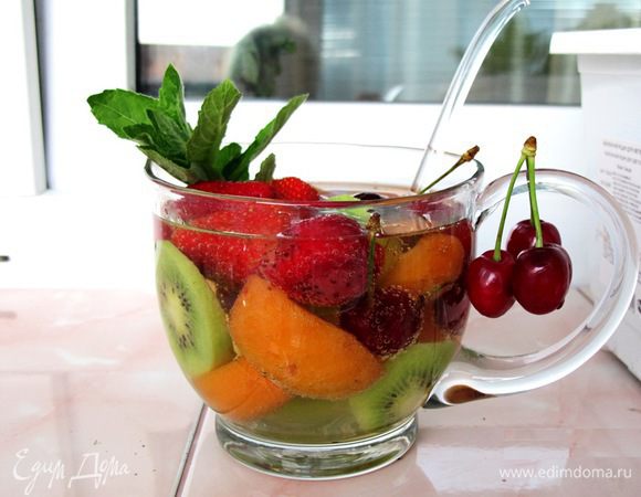 Ягоды перебрать, промыть, положить в крюшонницу, залить сахарным сиропом, охладить и дать постоять минут десять. 