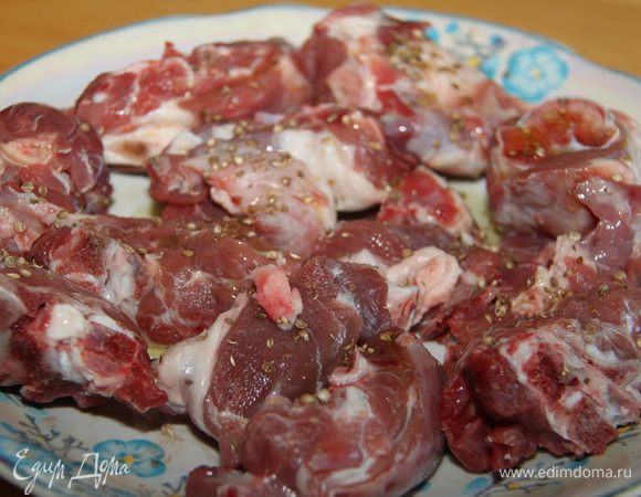 Мясо промыть, обсушить бумажным полотенцем, присыпать молотым кориандром и полить 2 ст.л. раст. масла, отставить. 