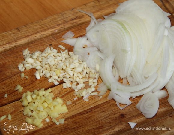 Нарезать лук полукольцами, порубить чеснок, имбирь порезать мелким кубиком. 
