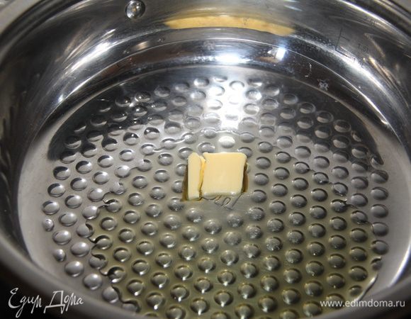В разогретый сотейник налить 2 ст.л. оливкового масла, положить 1 ч.л. сливочного масла.

