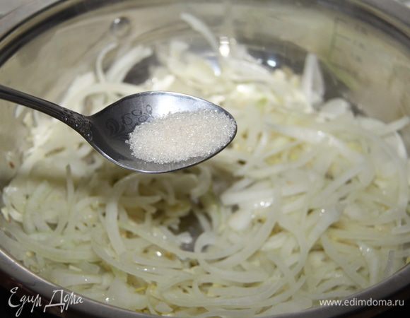 Когда масло растопится, выложить лук, чеснок, имбирь, обжарить. Когда лук станет мягким, присыпать его перцем и сахаром. Обжарить до светло-золотистого цвета.