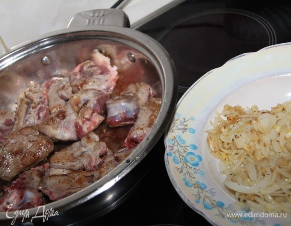 Переложить лук на тарелку. Без добавления масла, на сильном огне обжарить мясо до золотистой корочки со всех сторон.