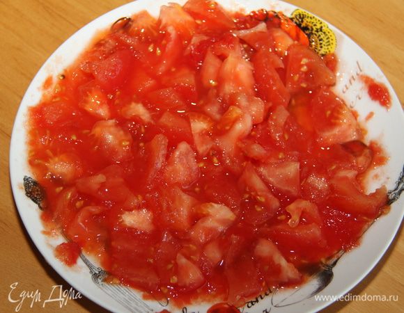 Помидоры без кожицы порезать на небольшие кусочки.