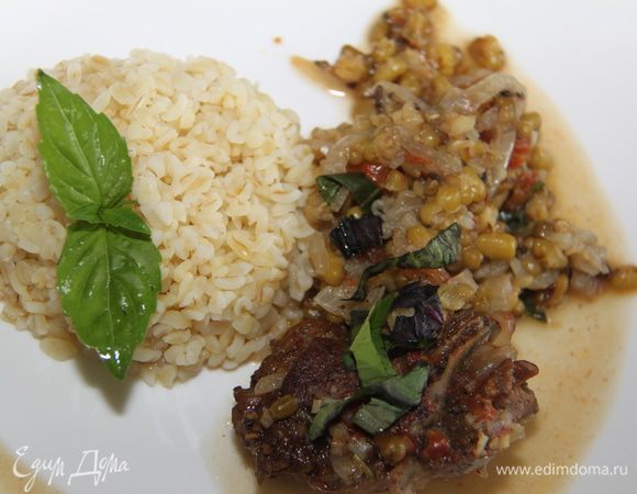 Минут за 20-25 до окончания отварить на гарнир бургур. За пять минут до подачи посыпать мясо свежим базиликом. Подавать баранину с машем с булгуром, украсить листиками базилика.