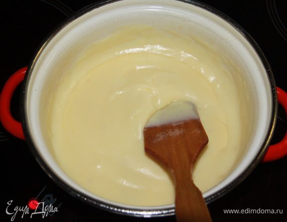 Готовим заварной крем. Взбить желтки с сахаром, добавить муку и медленно влить горячее молоко. Довести до кипения и варить около 5 минут, перемешивая деревянной ложкой, пока крем не станет плотным. Отставить в сторону и дать крему остыть. 