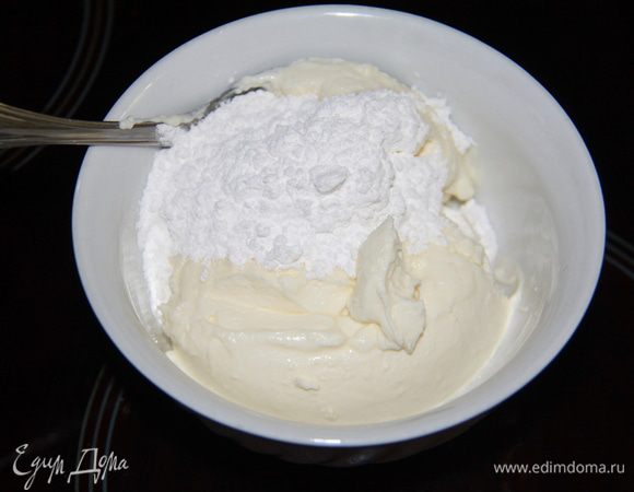 В отдельной миске смешать сыр маскарпоне с сахарной пудрой. 