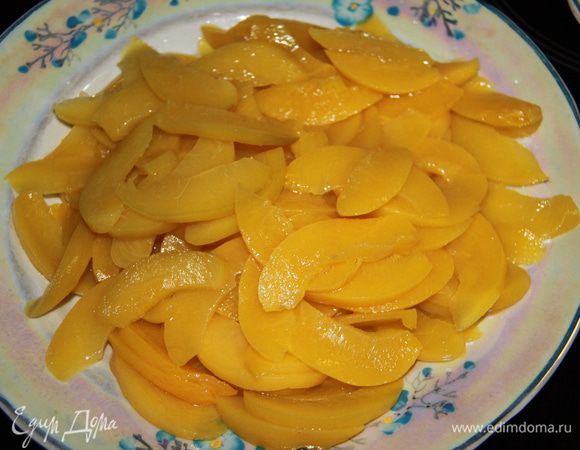 Вынуть персики из сиропа и разрезать на небольшие кусочки или лепестками. 