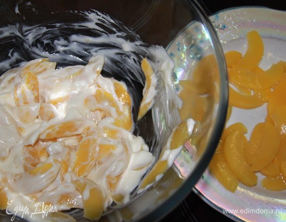 Соединить бОльшую часть персиков с кремом маскарпоне. Часть персиков оставить на украшение.