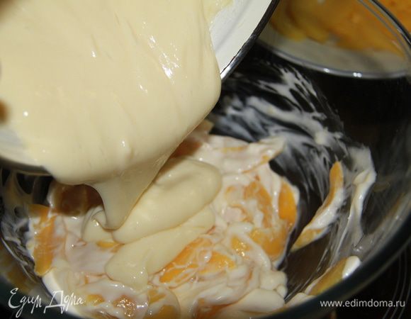 Добавить к персикам заварной крем.     