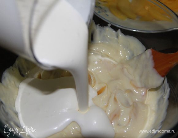 Добавить взбитые сливки в общую массу и осторожно перемешать. Убрать в холодильник.