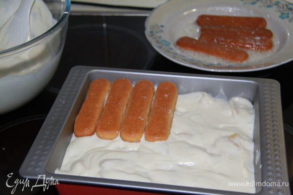 Замочить каждую печенюшку в персиковом сиропе. Выложить в форму слой печенья. Затем слой крема. Повторяем, пока не закончится печенье и крем.