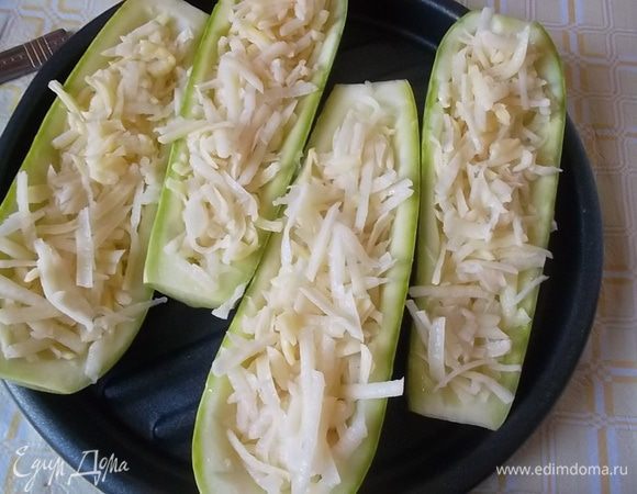 Кабачки смазать маслом и выложить картофель...