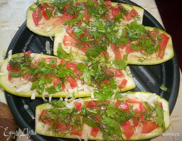 Выложить поверх картофеля помидор, чеснок и зелень. Посолить и еще раз сбрызнуть маслом...