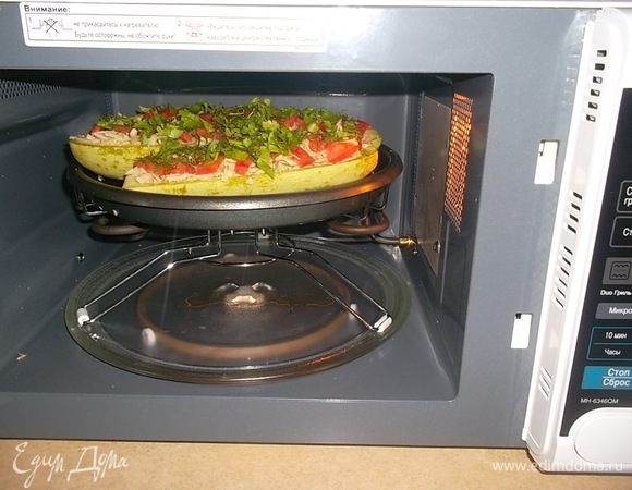 Запекать можно в духовке или в микроволновке. Я пекла в микроволновке на гриле (меню "Овощи") 25 минут...