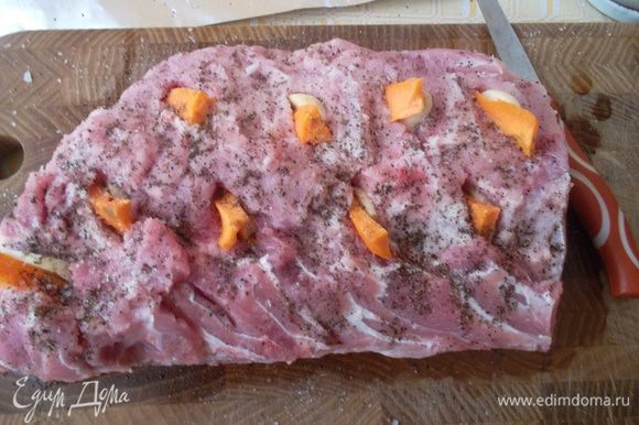 По всей площади мяса сделать ножом надрезы и нашпиговать его дольками чеснока и ломтиками сырой моркови...