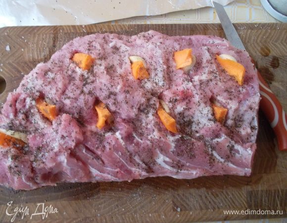 По всей площади мяса сделать ножом надрезы и нашпиговать его дольками чеснока и ломтиками сырой моркови...