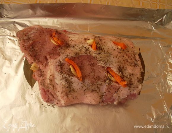 Выложить на фольгу лавровый лист (5-7 штук) и сверху мясо. Посолить, поперчить...