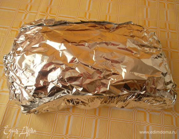 Завернуть фольгу и запекать при 180 градусах два часа...