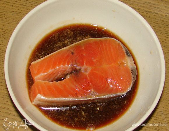 В соевый соус выжать сок из лимона и размешать. Каждый стейк вымочить в соусе.