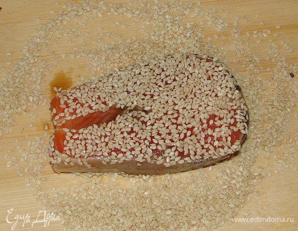 Затем обвалять в кунжутных семенах.
