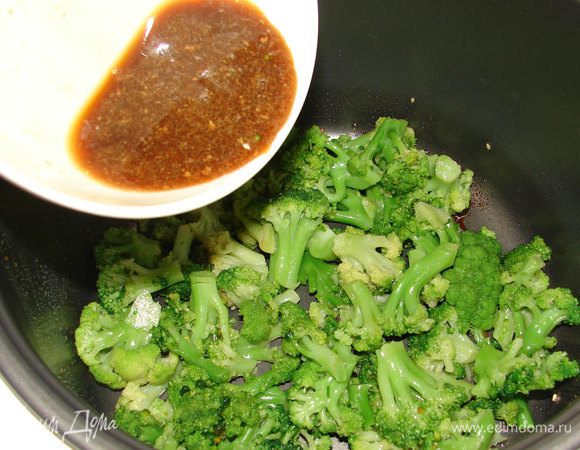 Вынуть стейки, выложить в чашу брокколи. Залить заранее подготовленным соусом, аккуратно перемешать.
