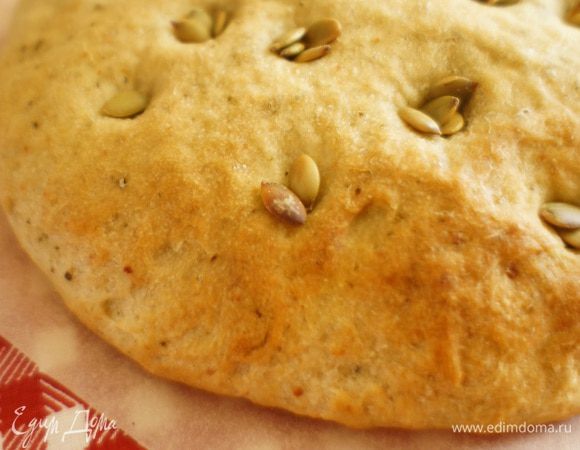 Поставить противень с фокаччей в духовку, разогретую до 220-230 градусов и выпекать  около 12-15 минут до золотистого цвета.