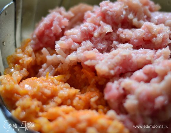 Рис отварить. Приготовить мясной фарш. Натертую морковку с мелко нарезанным луком потушить в томатном соке. Добавить к фаршу отварной рис с морковью. Посолить,поперчить по вкусу. Перемешать.